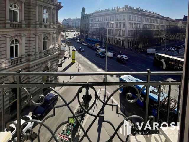 Tágas, világos Bazilikára néző luxuslakás eladó