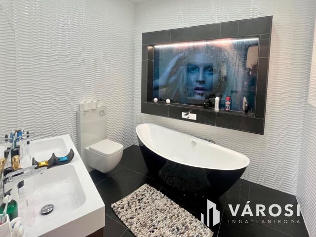 Tágas, világos Bazilikára néző luxuslakás eladó