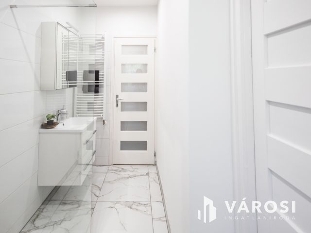 Felújított, belvárosi, azonnal költözhető