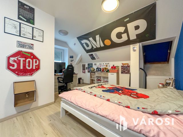 Hunyadi krt.-on felújított családi ház eladó!