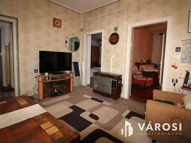 Felújítandó Kádár-kocka, kiváló alap sok lehetőséggel