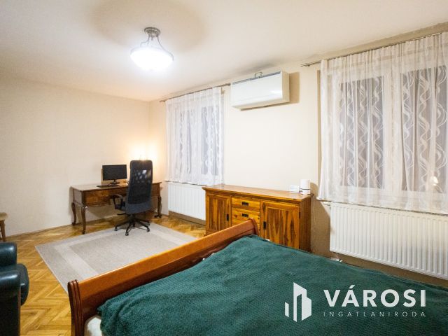 Erkélyes nagy lakás, garázs lehetőséggel a Győr belvárosában