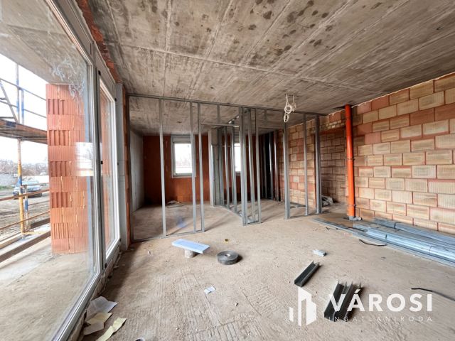 Kertkapcsolatos, modern földszinti lakás Debrecenben