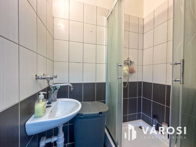 Vásártéren felújított, 1 szobás lakás eladó!