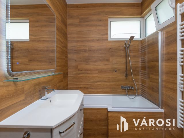 Panorámás luxus családi ház medencével Csömörön eladó!