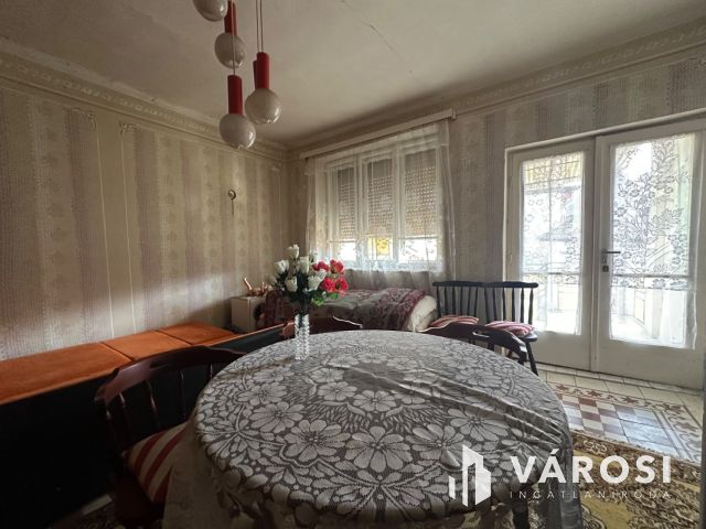 A falu csendes részén, felújítandó családi ház eladó!