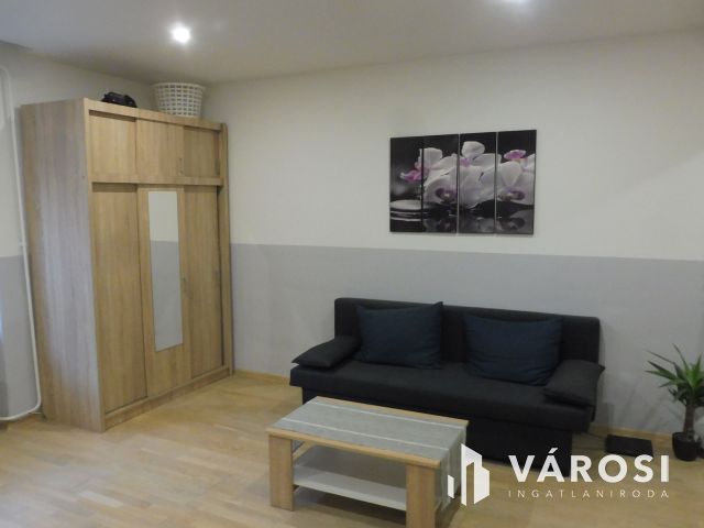 Tökéletes helyen,pénztárca barát kis lakás eladó.