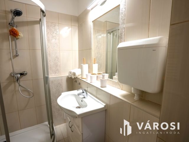 Belvárosi, prémium, liftes lakás kiadó a másodikon