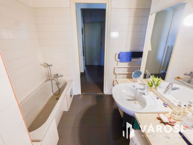 Több lakásra bontható szenzációs elhelyezkedéssel!