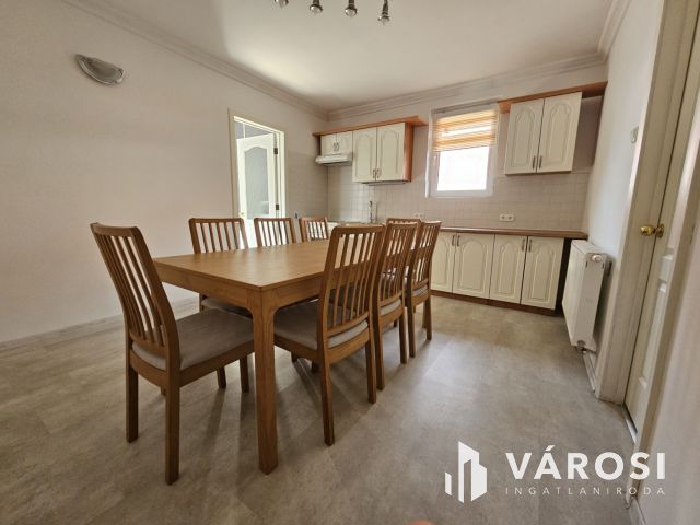 Igényes, felújított ház két lakrésszel Győrszentivánon