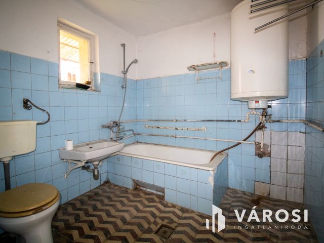 Nappali + két szobás családi ház Eleken