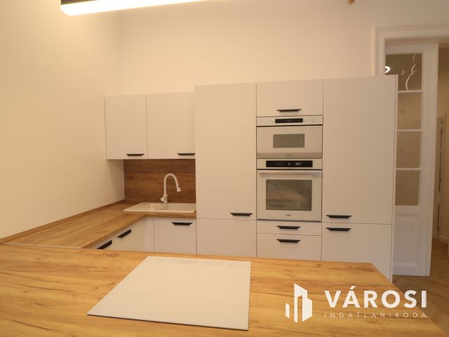 Belvárosi 1. emeleti modern lakás kiadó.