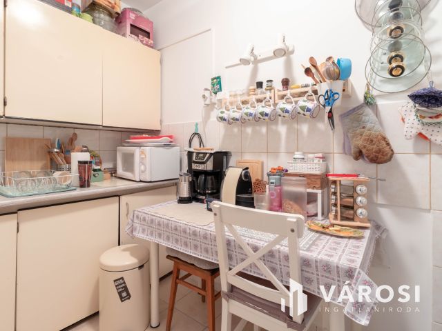 Világos, 2 szobás lakás beépített erkéllyel, remek helyen