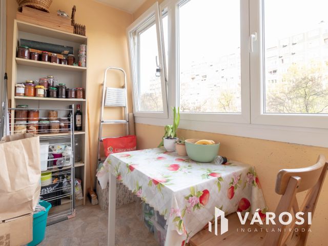 Világos, 2 szobás lakás beépített erkéllyel, remek helyen