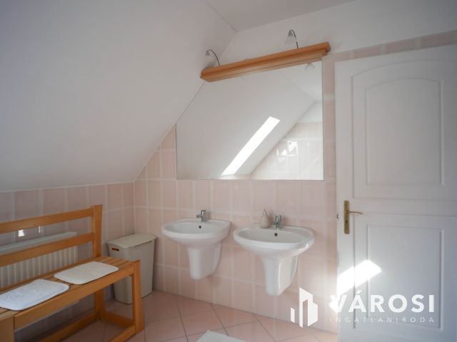 Exkluzív stílusos családi ház dupla garázzsal eladó