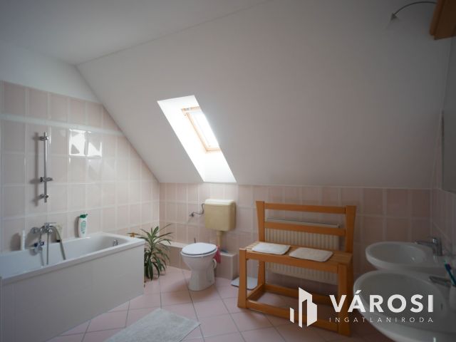 Exkluzív stílusos családi ház dupla garázzsal eladó