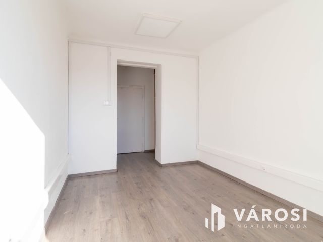 2. emeleti, 16 m2-es iroda kiadó Fáy utcai irodaépületben